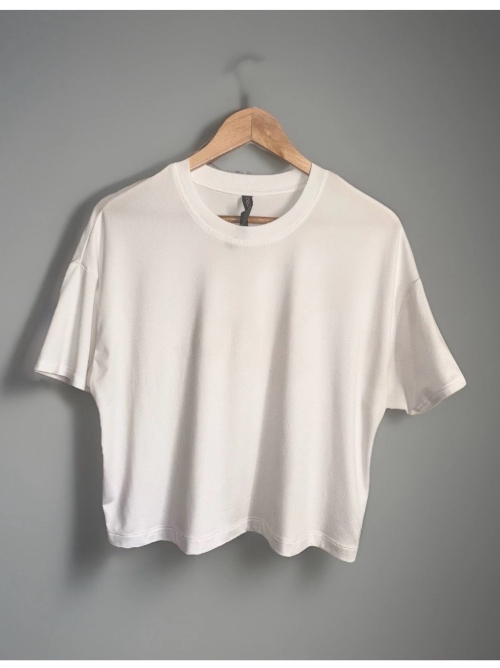 Vuori Energy Short Sleeve Tee Shirt White Small Soft Lightweight Performance Top